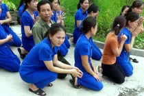 Yêu cầu giải quyết dứt điểm vụ cô giáo quỳ bên xe hơi chủ tịch