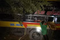 Hiện trường tai nạn khủng khiếp xe khách lao xuống vực ở Kontum