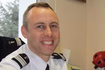 Thế chân nữ con tin, viên cảnh sát khiến cả nước Pháp khóc ngất