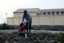 Xôn xao bé trai bị 2 mẹ con đánh đập dã man giữa đồng