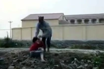 Xôn xao bé trai bị 2 mẹ con đánh đập dã man giữa đồng