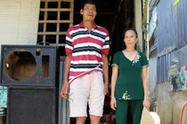 Lai lịch bí ẩn của người khổng lồ cao hơn 2m ở miền Tây