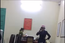 “Hotgirl” Bella tuyệt thực, lại đòi ôm con rời Trung tâm bảo trợ xã hội