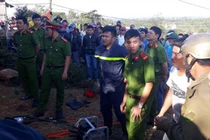 Giải cứu hai cháu nhỏ bị cha mẹ nhốt trong nhà suốt dịp Tết