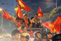 Ngán ngẩm cảnh người hâm mộ U23 Việt Nam bất chấp tính mạng để ăn mừng