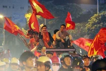 Ngán ngẩm cảnh người hâm mộ U23 Việt Nam bất chấp tính mạng để ăn mừng