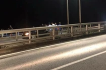 CSGT cứu thanh niên 9X định nhảy cầu Bãi Cháy trong gang tấc