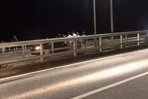 CSGT cứu thanh niên 9X định nhảy cầu Bãi Cháy trong gang tấc