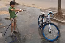 Học sinh bị bỏ quên trên xe, bé trai Hà Nội bất ngờ sống sót