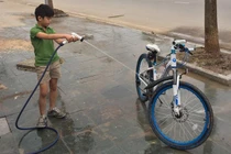 Học sinh bị bỏ quên trên xe, bé trai Hà Nội bất ngờ sống sót