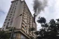 Nổ bình ga rung chuyển chung cư tại Hà Nội, khói đen nghi ngút