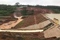 Cận cảnh đập thủy điện Đăk Kar nguy cơ vỡ, hàng nghìn người phải sơ tán