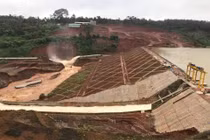 Cận cảnh đập thủy điện Đăk Kar nguy cơ vỡ, hàng nghìn người phải sơ tán