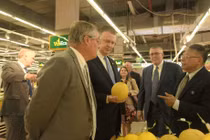 Đại sứ Hoa Kỳ hào hứng trải nghiệm siêu thị VinMart 