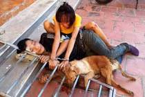 Thanh Hóa: Người dân xích cặp tình nhân trộm chó cùng tang vật