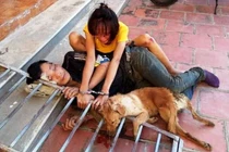 Thanh Hóa: Người dân xích cặp tình nhân trộm chó cùng tang vật