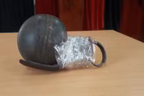 Bắt đối tượng buôn ma túy dùng lựu đạn cố thủ