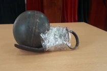 Bắt đối tượng buôn ma túy dùng lựu đạn cố thủ