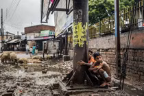 2 đứa trẻ bị đánh chết vì đi vệ sinh trên đường