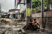 2 đứa trẻ bị đánh chết vì đi vệ sinh trên đường