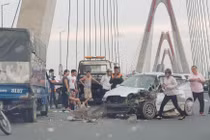 KIA Morning đâm nát đuôi xe tải trên cầu Nhật Tân