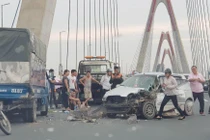 KIA Morning đâm nát đuôi xe tải trên cầu Nhật Tân