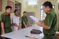 Vụ tạt axit phụ bếp ở Hòa Bình: Khởi tố kẻ chủ mưu