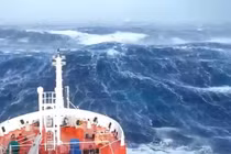 Bão Podul đang tiến vào Biển Đông với sức gió giật cấp 11