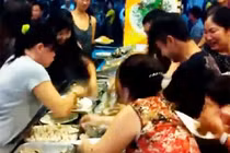 Ăn buffet hải sản, thủ túi nilon mang về chục con ghẹ, 1,5kg bề bề