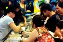 Ăn buffet hải sản, thủ túi nilon mang về chục con ghẹ, 1,5kg bề bề