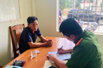 Say rượu, người đàn ông đánh vợ con rồi đánh luôn công an phường