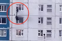 Thấy cô gái kêu cứu vì phòng bốc cháy, người đàn ông làm việc phi thường