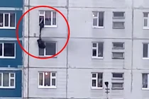 Thấy cô gái kêu cứu vì phòng bốc cháy, người đàn ông làm việc phi thường