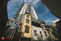 Hà Nội: Phát hãi hàng loạt ngôi nhà “chống nạng”, xiêu vẹo 