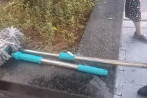 Hà Nội: Cháu bé bị chổi rơi vào đầu ở chung cư New Horizon City‎