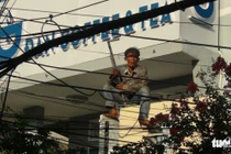 Kẻ ngáo đá cố thủ trên nóc nhà, dùng đá ném lực lượng chức năng