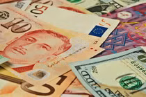 Tỷ giá ngoại tệ ngày 15/8: Euro sụt giảm, USD lên cao