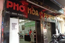 Phở Hòa ở Sài Gòn liên tục bị giang hồ tấn công, khách hàng tháo chạy