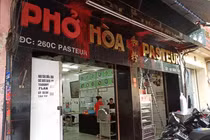 Phở Hòa ở Sài Gòn liên tục bị giang hồ tấn công, khách hàng tháo chạy