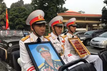 Xúc động lễ tiễn đưa Anh hùng phi công Nguyễn Văn Bảy về đất mẹ