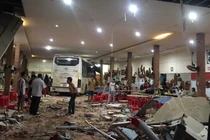 Tông chết người đi xe máy, xe khách lao thẳng quán cơm ven đường