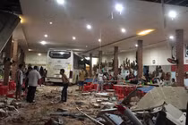 Tông chết người đi xe máy, xe khách lao thẳng quán cơm ven đường