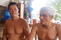 "Đột nhập" bãi tắm khỏa thân giữa sông Hồng tìm chợ tình đồng tính?