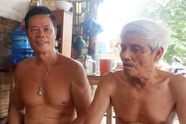 "Đột nhập" bãi tắm khỏa thân giữa sông Hồng tìm chợ tình đồng tính?