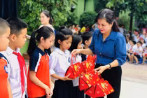 Hiệu trưởng trường Ái Mộ B bị tố cáo là người thế nào?