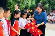 Hiệu trưởng trường Ái Mộ B bị tố cáo là người thế nào?