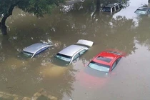 Xót xa cảnh ô tô bạc tỷ ngập dưới nước ở Thái Nguyên