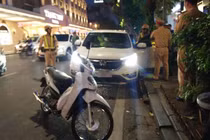 Dừng đèn đỏ rồi ngủ quên ngay Hồ Gươm