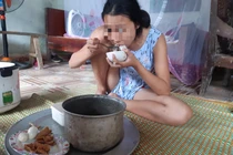 Bố ép con gái quan hệ tình dục đến sinh con khi vẫn đang chịu tang vợ?