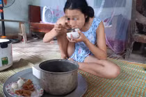 Bố ép con gái quan hệ tình dục đến sinh con khi vẫn đang chịu tang vợ?